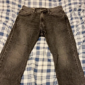 Svarta jeans från Levi's - Snygga svarta jeans från Levi's med klassisk design. De har en rak passform och är tillverkade i slitstarkt denim. Perfekta för en stilren look. Nypris 600kr. Pris kan diskuteras. Skick 9/10