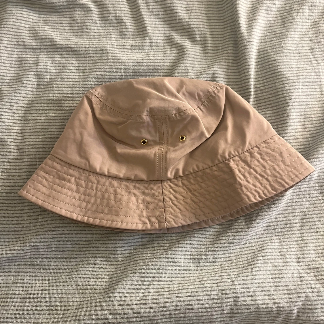 Beige bucket hat från H&M - 1