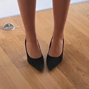 Kitten heels med spetsig tå - Eleganta svarta pumps med spetsig tå och klack, kvalitetsskor.  Äkta läder, väldigt bekväma. Storlek 38 men mer som en 38.5/39.