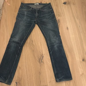 Mörkblå jeans från Acne - Snygga mörkblå jeans från Acne med klassisk femficksdesign och dragkedja. Jeansen har en straight passform. Riktigt snygg tvätt. Pris kan diskuteras. Nypris 3000