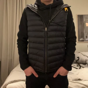 Para jumper cardigan  - Säljer en mörkblå cardigan från para jumper den är i väldigt bra skick inga defekter alls den är i storlek Young i large. Modellen är 173 och den passar båda lite längre och kortare 