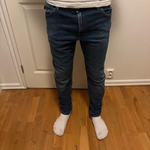 Tramarossa jeans - Tja, säljer nu dessa tvär feta tramarossa jeans i modellen leonardo slim fit, grymt skick utan några defekter. Storlek W34 men passar W31. Skriv vid minsta lilla fundering! Priset är ej hugget i stenen.