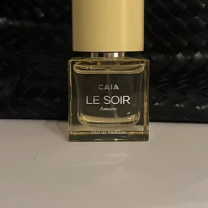 Le Soir Lumière Eau de Parfum från Caia - Säljer min Le SOIR parfym då jag inte tycker doften passar mig personligen. Men den är en god och trevlig doft. Detta är Caia’s beskrivning av noterna.  Toppnoter: Bergamott, Apelsin, Äppelblom, Svart vinbär  Hjärtnoter: Jasmine, Natthyacint, Liljekonvalj, Heliotrop  Basnoter: Bärnsten, Vanilj, Mysk  💛💛  Har enbart tagit några få sprut så är i nyskick nästintill. Har inte kvar kartongen då den tog för stor plats.   Nypris - 595kr