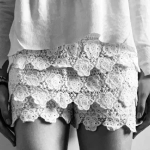 Vita spets shorts - Snygga vita shorts med spetsdetaljer🤍de är stretchiga i midjan då de är resår, går att vika ned om man vill ha lågmidjat eller ha som vanligt för midwaist! 