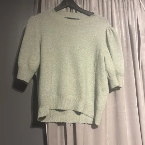 Grå stickad tröja med puffärmar - Säljer denna fina tröja från vero Moda! 
