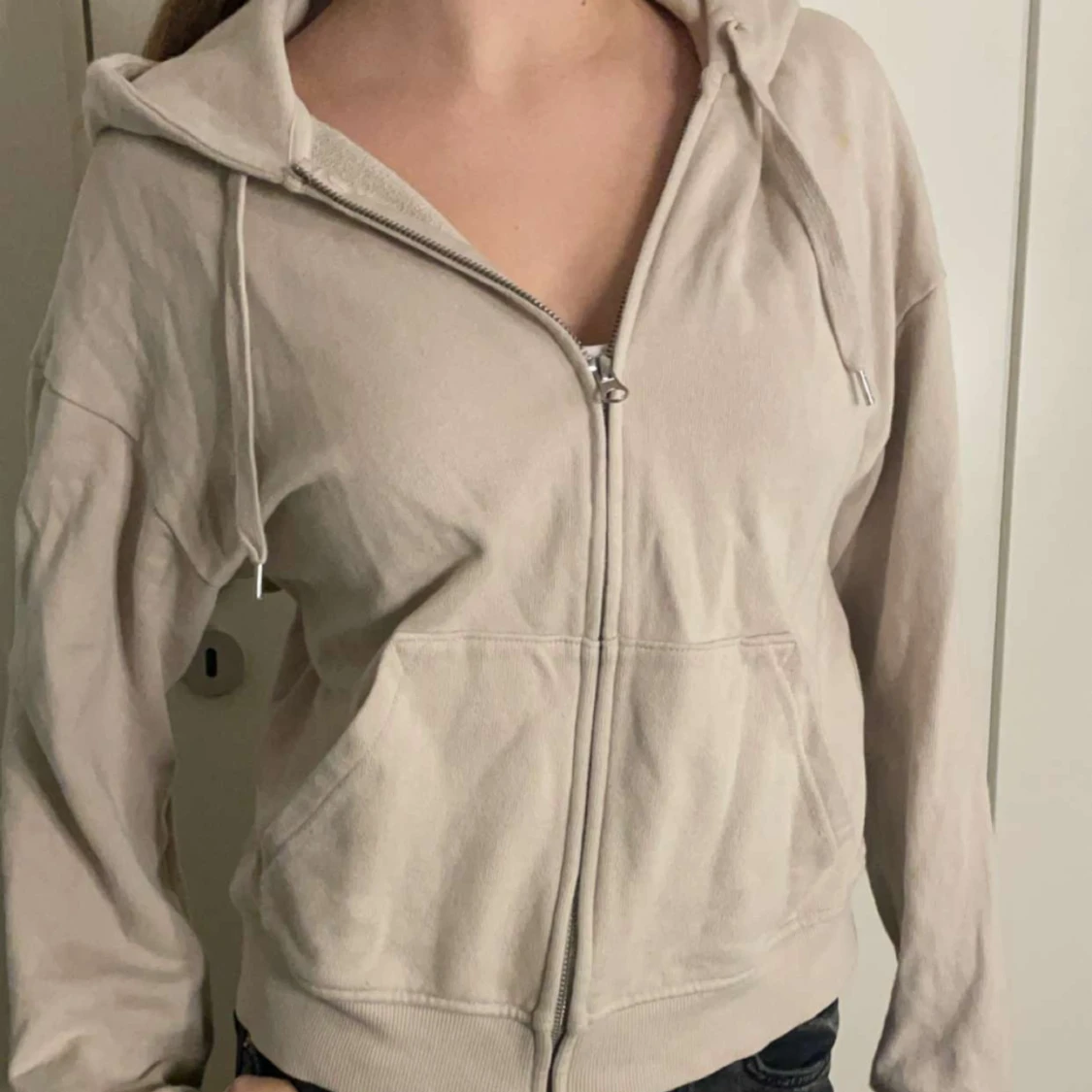 Beige hoodie med dragkedja