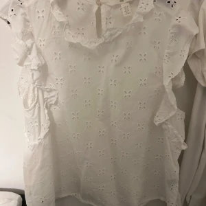 Vit blus från H&M - Säljer en somrig blus som inte kommer till användning längre💗 Köpten den för 299kr i storlek S och säljer den för 100kr+frakt💗 