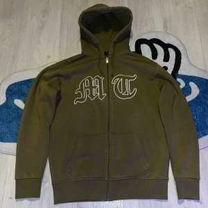Tuttolente zip hoodie - Säljer min tuttolente hoodie då den inte passar längre den är riktigt snygg passar fint storlek S inga hål eller skavanker pris går att diskutera 