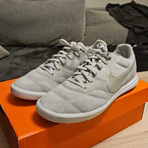 Nike Premier || Sala IC Size 41 - Helt oanvända fotbollsskor för inomhusbruk. Köpta från sportamore. Kvitto finns.