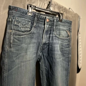 Replay anbass - |Storlek:L32 W33 passar W31|Skick:9/10|Tillbehör:endast jeans|Nypris:1000kr| Sitter slim fit. Hör av er för ev frågor och bilder✔️. Priset kan diskuteras vid snabb affär!📋 Inga byten!