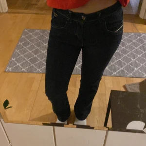 Mörkblå jeans från Diesel - Snygga mörkblå straight jeans från Diesel!! Använda fåtal gånger, pris går att diskutera! W27 L30 