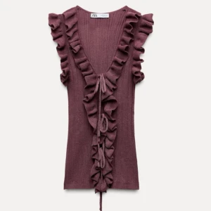 Vinröd ribbad topp från Zara - Säljer en sååå fin  topp från Zara . Storlek M men passar S även som jag brukar ha🥰🥰 skriv vid frågor! Helt oanvänd!!!! Säljer för att jag ej kan lämna tillbaka för att jag drog av lappen 🥰🥰