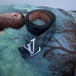 Äkta Louis Vuitton bälte - Snyggt Louis Vuitton bälte som är i bra skick och till ett bra pris. Perfekt för att ge en elegant touch till din outfit.