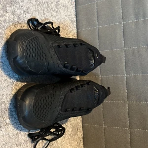  Svarta Nike sneakers bra skick  -  De är bra att gå i och sköna och typ oanvända. och det passar din stil👍