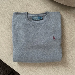 Ralph Lauren Tröja - Säljer denna fina tröja från Ralph Lauren. Tröjan är i storlek S. Den är i toppenskick och har inga skador alls!