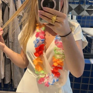 Vit omlottopp - Säljer en stilren vit omlottopp med korta ärmar och knytning i sidan. Perfekt för en chic och avslappnad look.