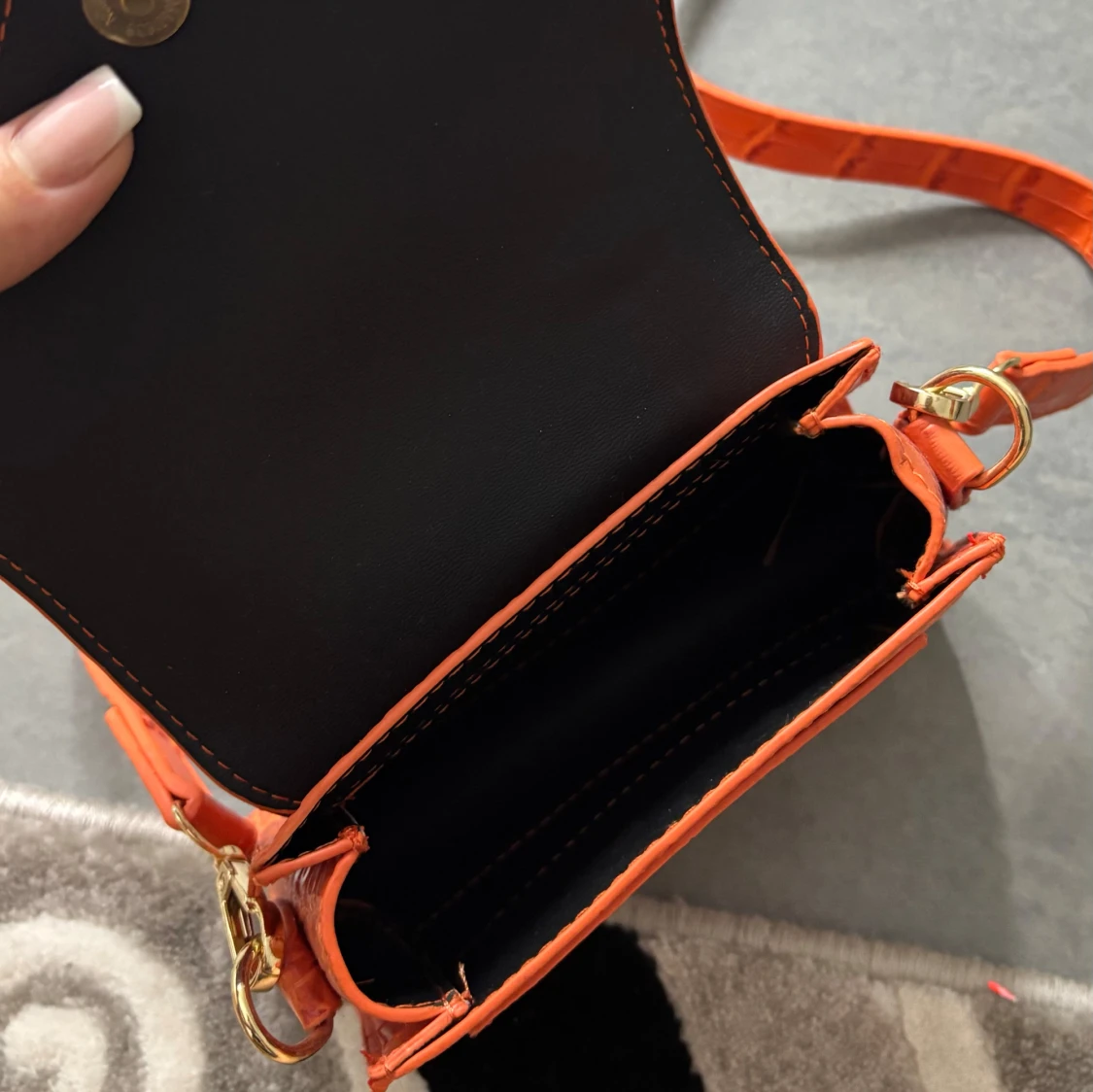 Orange axelväska med krokodilmönster - 2