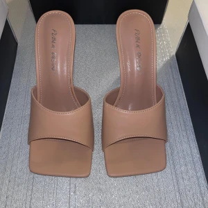Beige klackskor från Public Desire - Snygga beige (Wide feet)  klackskor från Public Desire med öppen tå och stilren design. Perfekta för att lyfta din outfit med en elegant touch. Skorna har en hög klack och är tillverkade i syntetmaterial. Helt nya storlek 3 EU 36✨