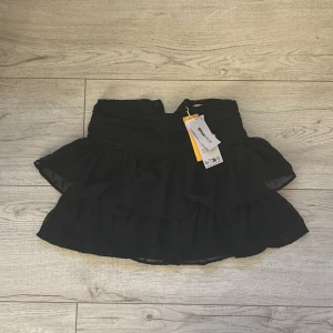 Svart kjol från Gina Young💕 - Snygg svart kjol ifrån Gina Young, jag säljer denna eftersom den är för liten och jag kommer inte i den🥲💞