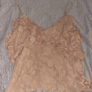 Zara-Linne - Säljer ett sött beige/rosa linne från Zara. Kommer tyvärr ej till användning. Bra skick 💕💕