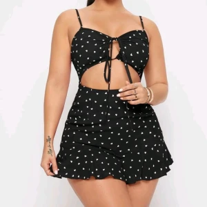 Romper med hjärtmönster  - Helt ny, endast testad men kom utan tags. Storlek XS.  Rökfritt hem men har katter.