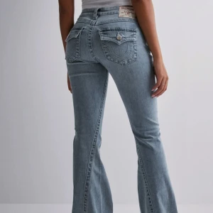 True Religion - True Religion jeans i joey modellen, jeansen är i nyskick/mycket bra skick(använda 3-4 gånger) säljer då jag köpte fel storlek💕FAST PRIS