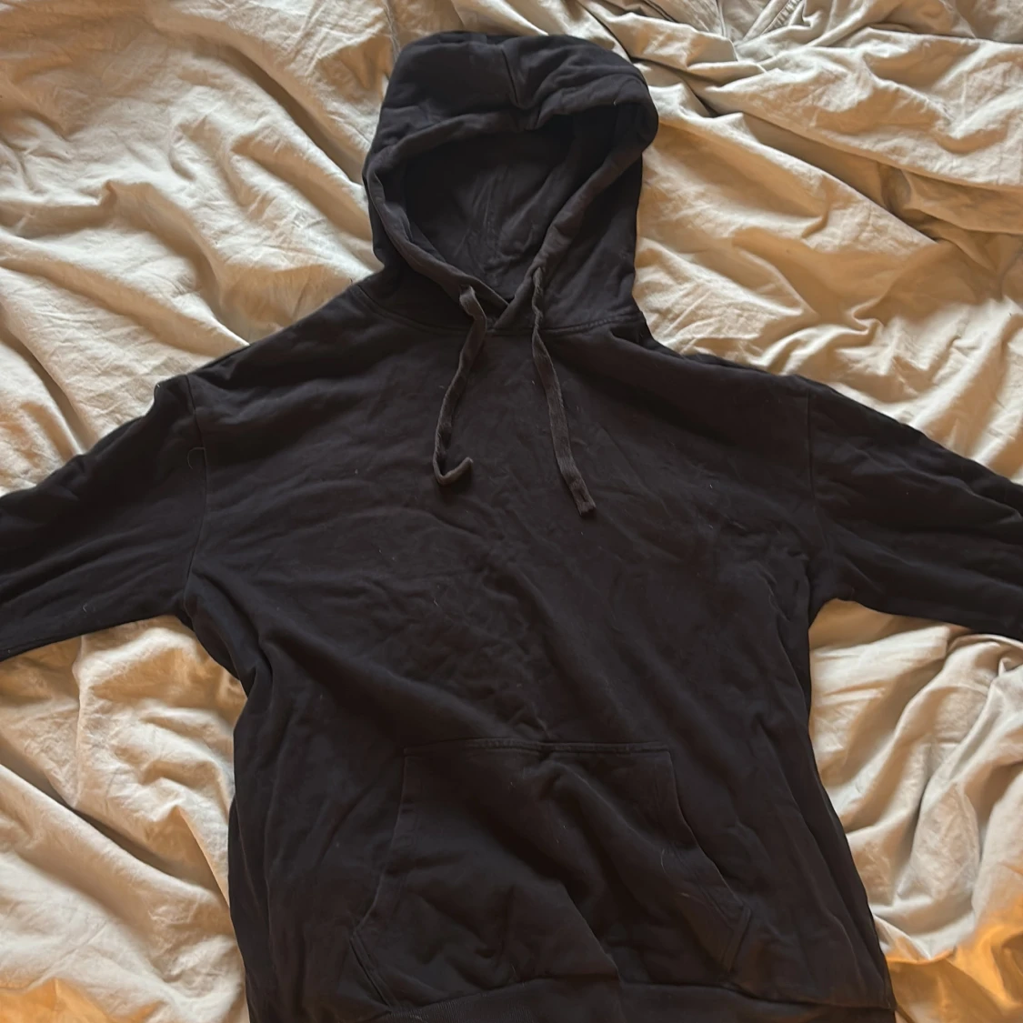 Svart hoodie i ekologisk bomull