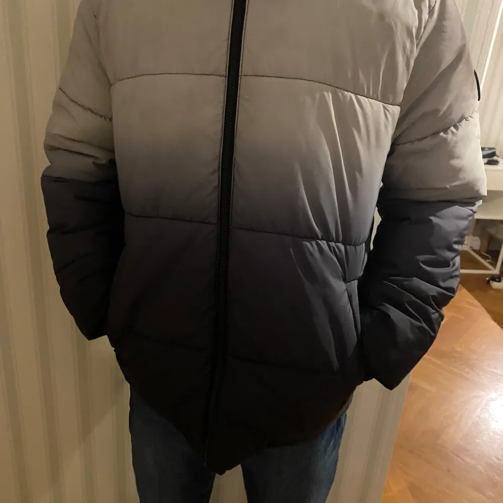 Jag är 165 lång såhär sitter den på mig, storlek 152, kom privat för mer info, liten fläck på framsidan som knappt är märkbar när man har på sig den. Takit.
