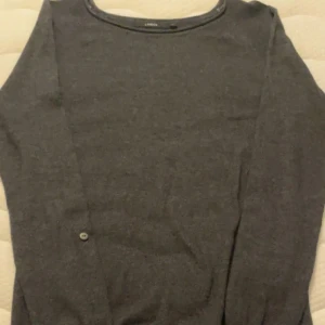 Tröja  - Grå tröja i bra skick. 