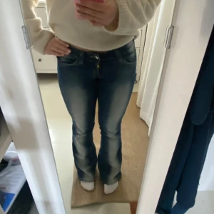 Tvättade weekday jeans - Säljer dessa skitsnygga trendiga jeansen från weekday som är helt slutsålda. De är i fint skick och är i storlek 27/32 och jag är ca167, de är perfekta för mig. Vid fötterna är de lite sönder som ni kan se på bilden, men inget man tänker på☺️