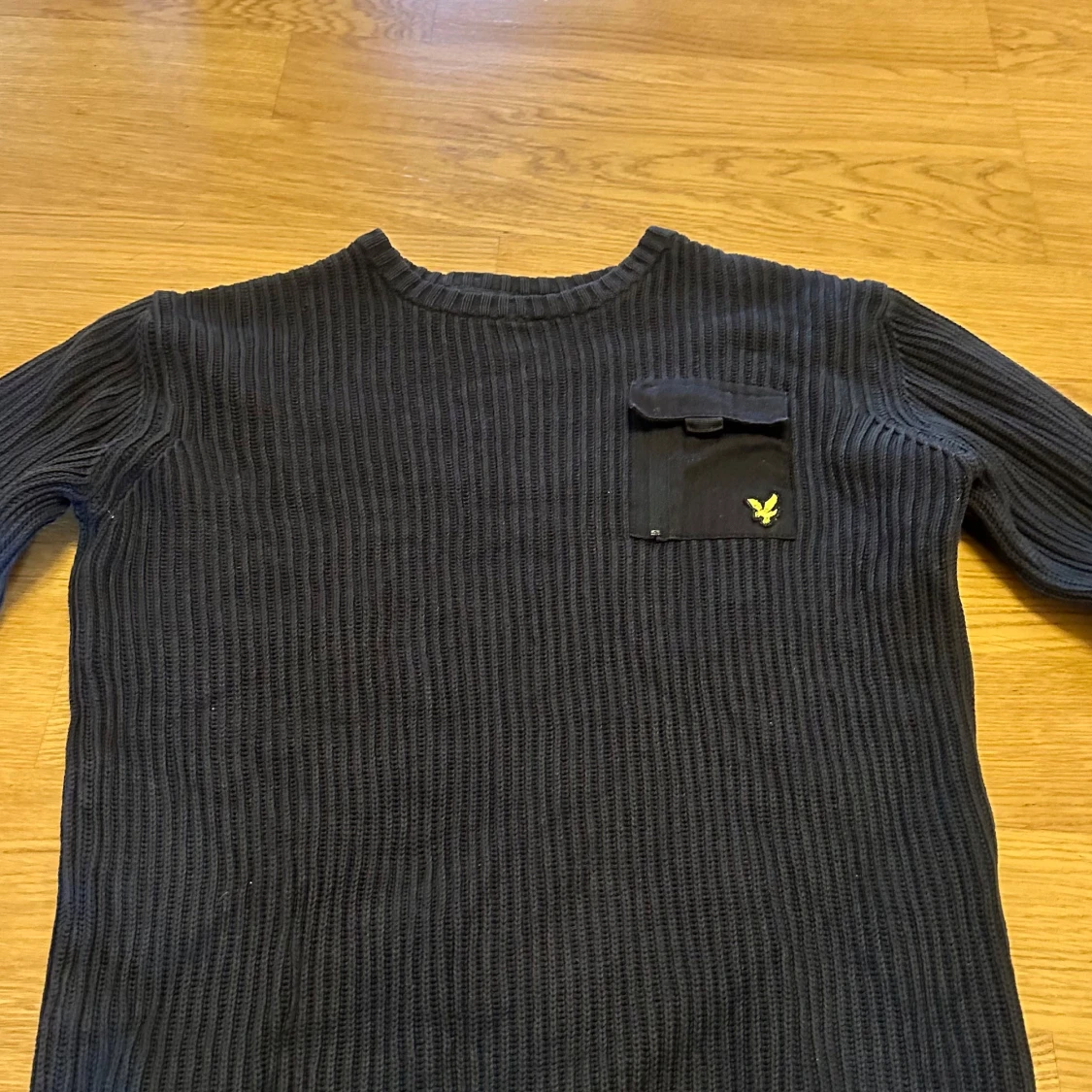 Mörkblå stickad tröja från Lyle & Scott - 1
