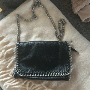 Svart axelväska från Tiamo - Jätte snygg Svart tiamo axelväska i väldigt bra skick, kommer inte till användning längre💕