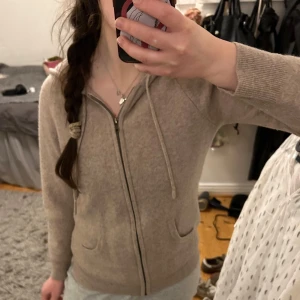 Beige kashmir hoodie från Davida - Mysig beige hoodie i kashmir från Davida! Fint skick!! I storlek S!🥰 älskar denna men har två st så måste sälja en❤️❤️