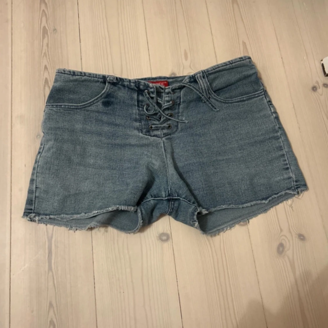 Lågmidjade Jeansshorts med snörning