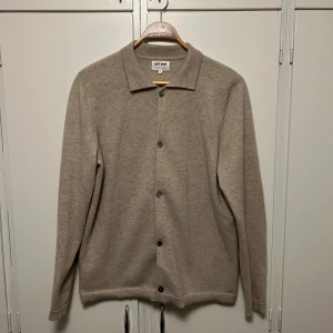 Soft Goat Cardigan  - Hej, säljer en cardigan från Soft goat som är i topp skick! Det är storlek Large och färgen är beige/sand. Inga defekter eller liknande på tröjan. 100% Kashmir och nypris var runt 2695kr. Säljer den nu för 1290kr, först till kvarn. Har du några frågor är det bara att höra av dig, mvh.