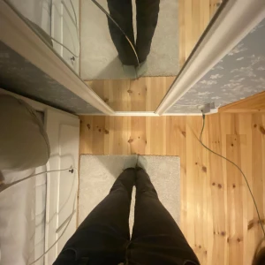 Svarta jeansbyxor - Snygga svarta jeansbyxor, fickor med knappar där bak. De är även nedlagda, aning för kort för mig som är ungefär 165! Skriv ifall du vill ha fler bilder på plagget💗 köparen står för frakt!!!