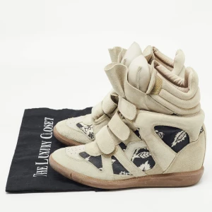 Isabelmarant    PRIS KAN DISKUTERAS VID SNABB - Limited edition isabel marant sneakers. Byter/säljer, bytes för svarta/mörka. Säljer dom då jag inte hittar något sätt som jag kan styla dom😫 ÄLSKAR DOM så sjukt mycket dock men behöver någon tjej som kan rocka dom bättre. På söndag fixar jag m bild❤️