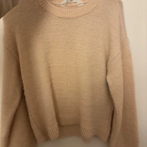 Beige stickad tröja från H&M - Så fin stickad tröja från barnavdelningen på H&M, Inte kommit till användning något!❣️
