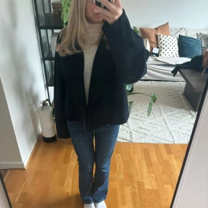 Mörkblå Kappa Från Gina  - Mörkblå Kappa från Gina köpt förra vintern! Perfekt nu till våren!🌻❣️