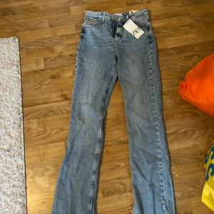 Blå slim flare jeans från Zara - Snygga blå slim flare jeans från Zara med hög midja. Helt oanvända. Prislapp sitter kvar. 
