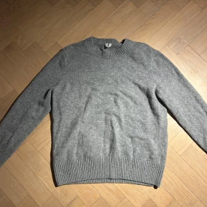 Grå ulltröja - Skön stickad tröja från arket. Storlek M.