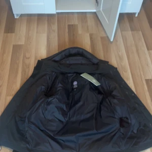 Svart canada goose jacka - Säljer en svart dunjacka från Canada Goose, har tappat en knapp se på sista bilden annars är den helt ny. S men passar M också.