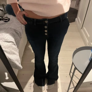  Sååå snygga Mörkblå bootcut jeans med knappar❤️❤️  - Snygga mörkblå bootcut jeans med låg  midja och knappar ❤️❤️