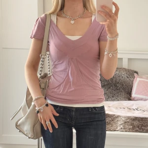 adidas topp  - jättesöt rosa adidas topp som kan bäras till vardags och vid träning ⊹ jag är 173cm & stl S/36/28 för referens ⊹ läs POLICY (i gillade inlägg) innan köp ⊹ använd gärna ”Köp” ⊹ 