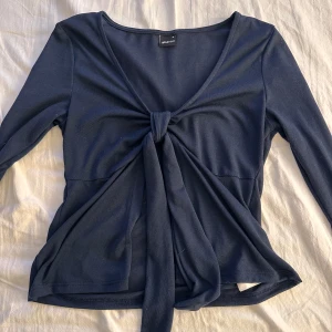 Mörkblå knyttopp  - Använd ca 2 gånger, så väldigt bra skick. Säljes då den bara hänger och tar plats💞