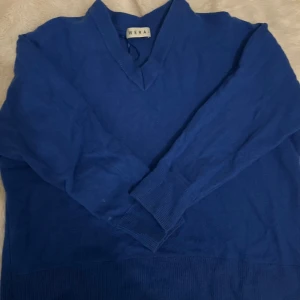 Blå tröja från Wera - Säljer en snygg blå tröja från Wera med v-ringad hals. Tröjan har långa ärmar och är perfekt för kyligare dagar. Passar bra till både jeans och kjol.