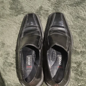 Svarta loafers från Ecco - Snygga svarta loafers från Ecco i skinn. Perfekta för en stilren look med bekväm passform. Skorna har en klassisk design utan snörning och en robust sula för extra komfort.orginal pris 2600 as bra deal