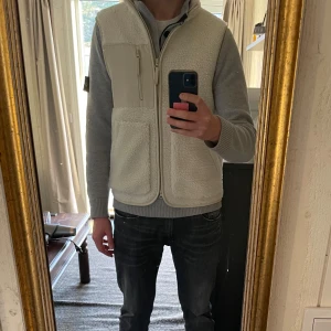 A Day’s March fleeceväst - Helt oanvänd fleeceväst från a days march. Nypris 1195 kr 