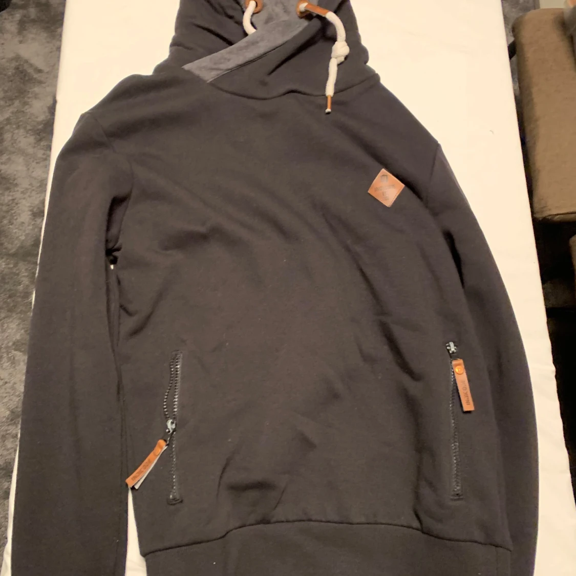 Svart hoodie med dragkedja och snörning från Indicode  - 1