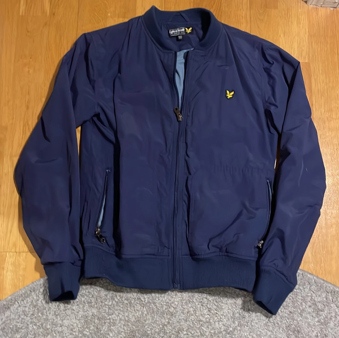 Blå bomberjacka från Lyle & Scott